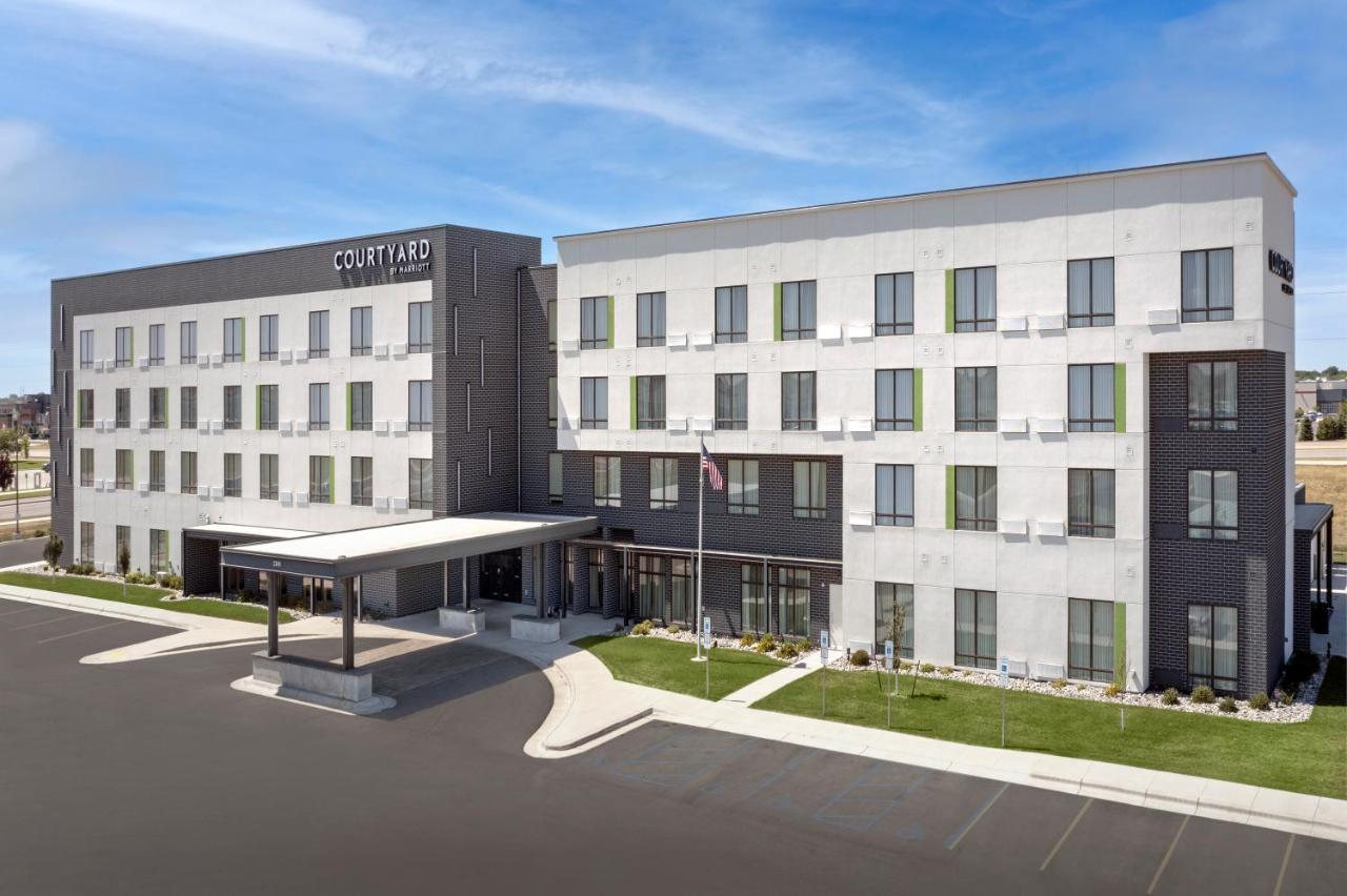 Courtyard By Marriott Fargo Hotel Exterior photo