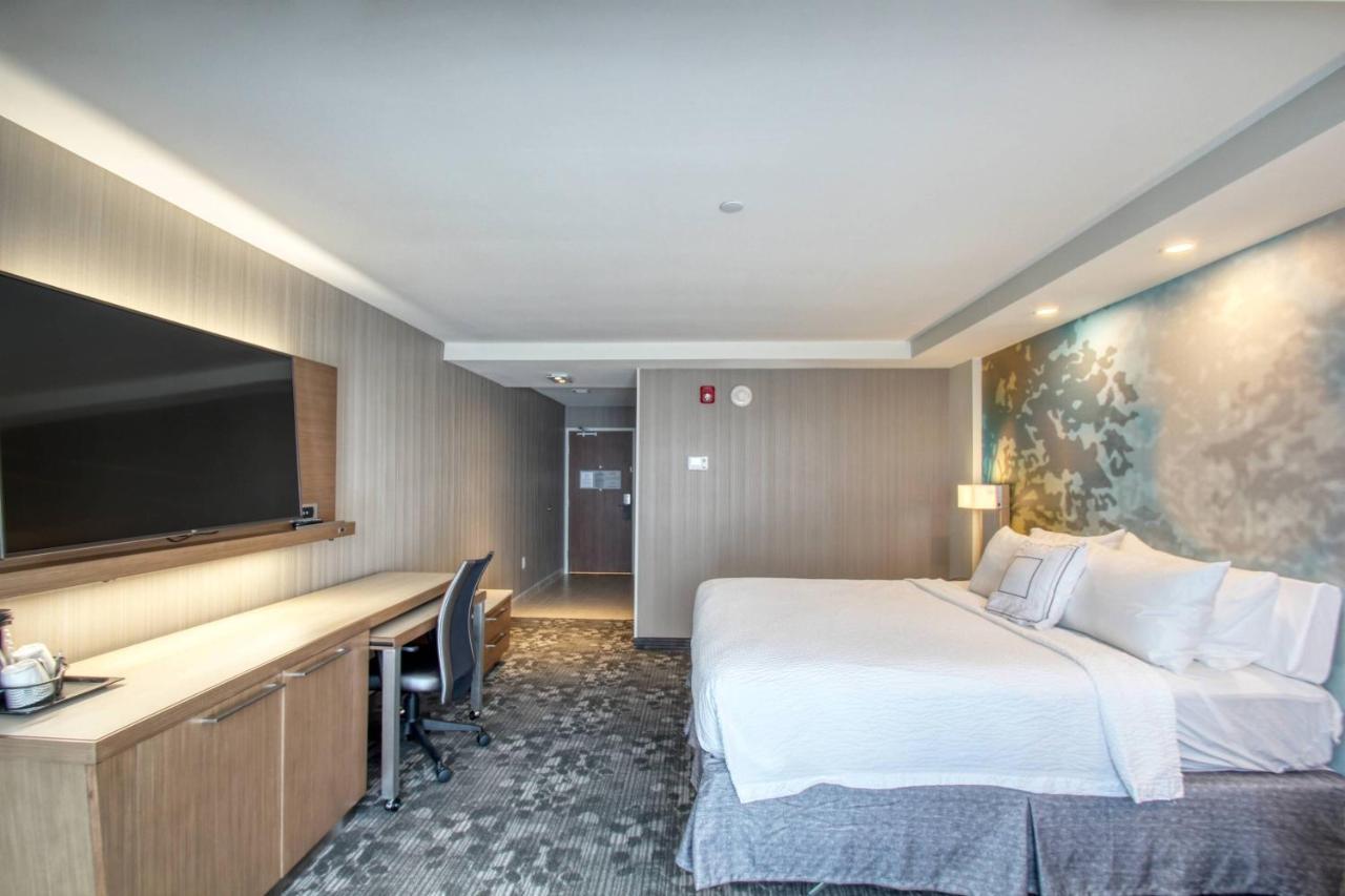 Courtyard By Marriott Fargo Hotel Exterior photo