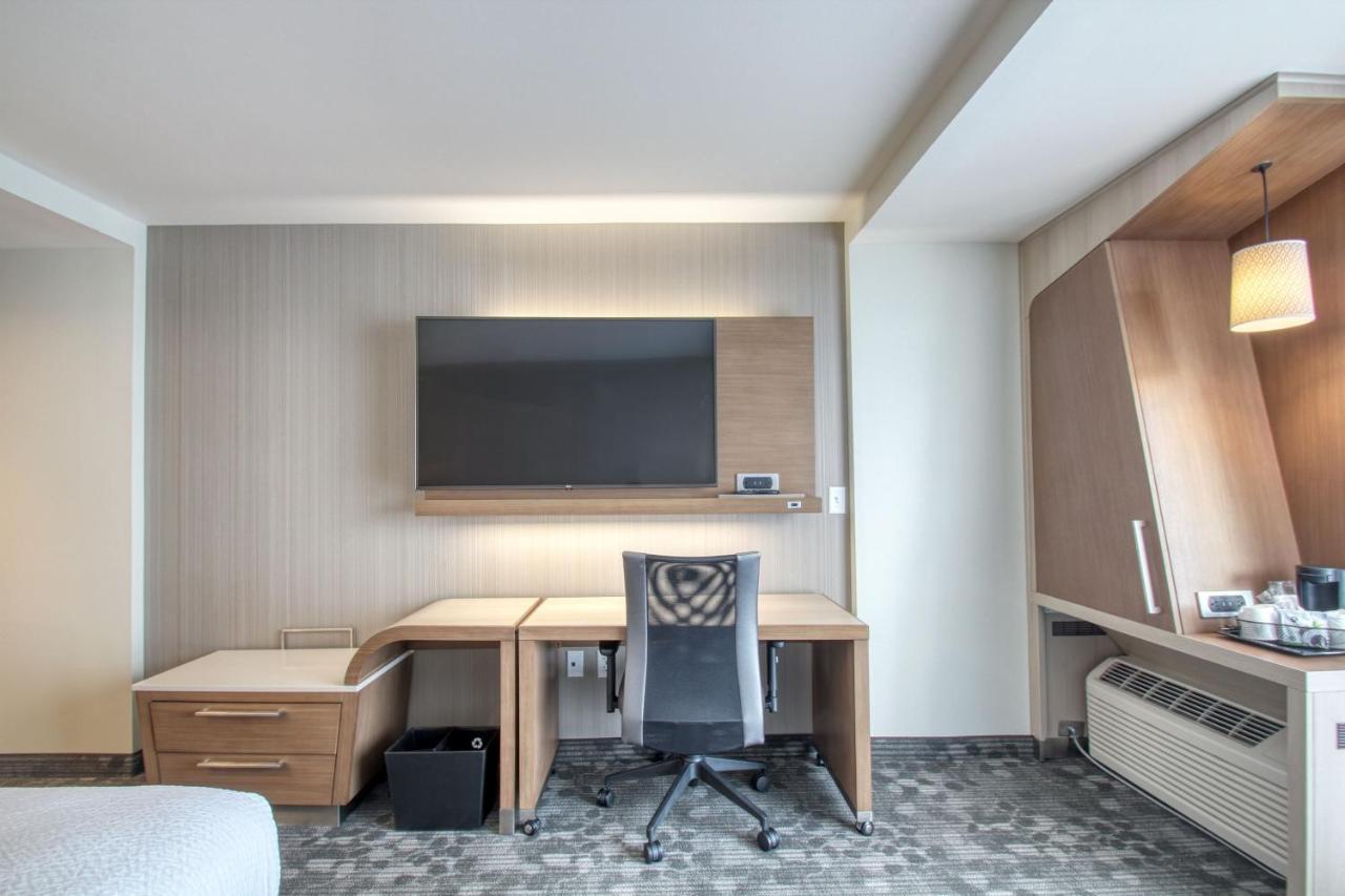 Courtyard By Marriott Fargo Hotel Exterior photo