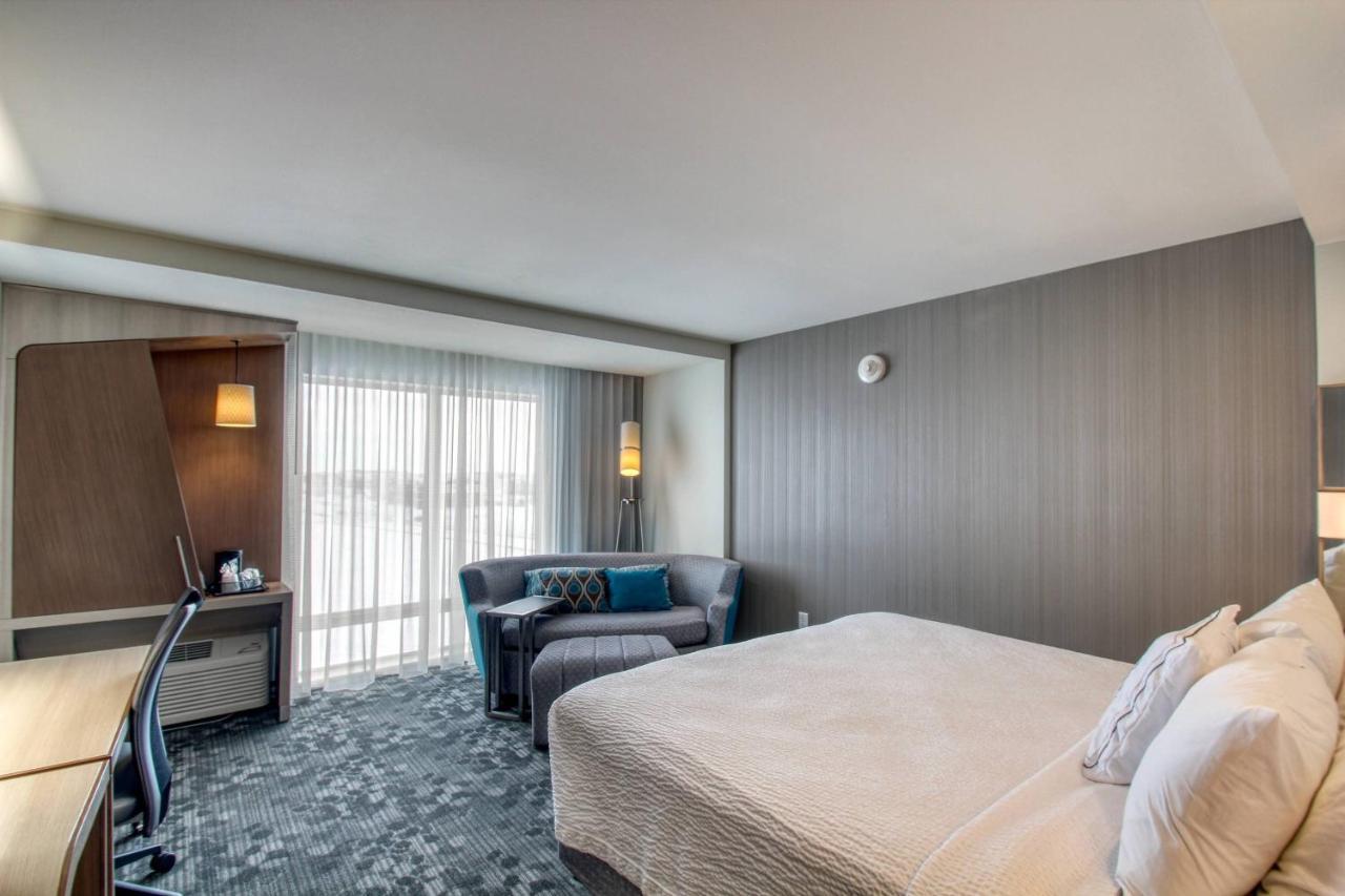 Courtyard By Marriott Fargo Hotel Exterior photo