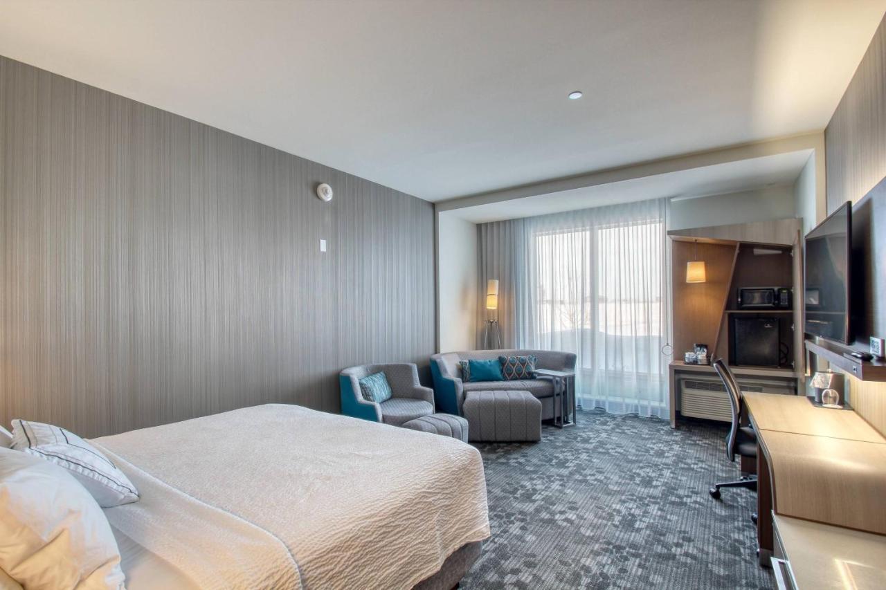 Courtyard By Marriott Fargo Hotel Exterior photo
