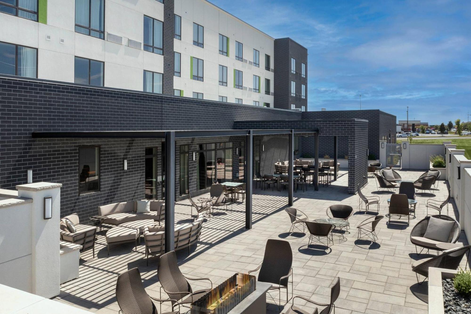 Courtyard By Marriott Fargo Hotel Exterior photo
