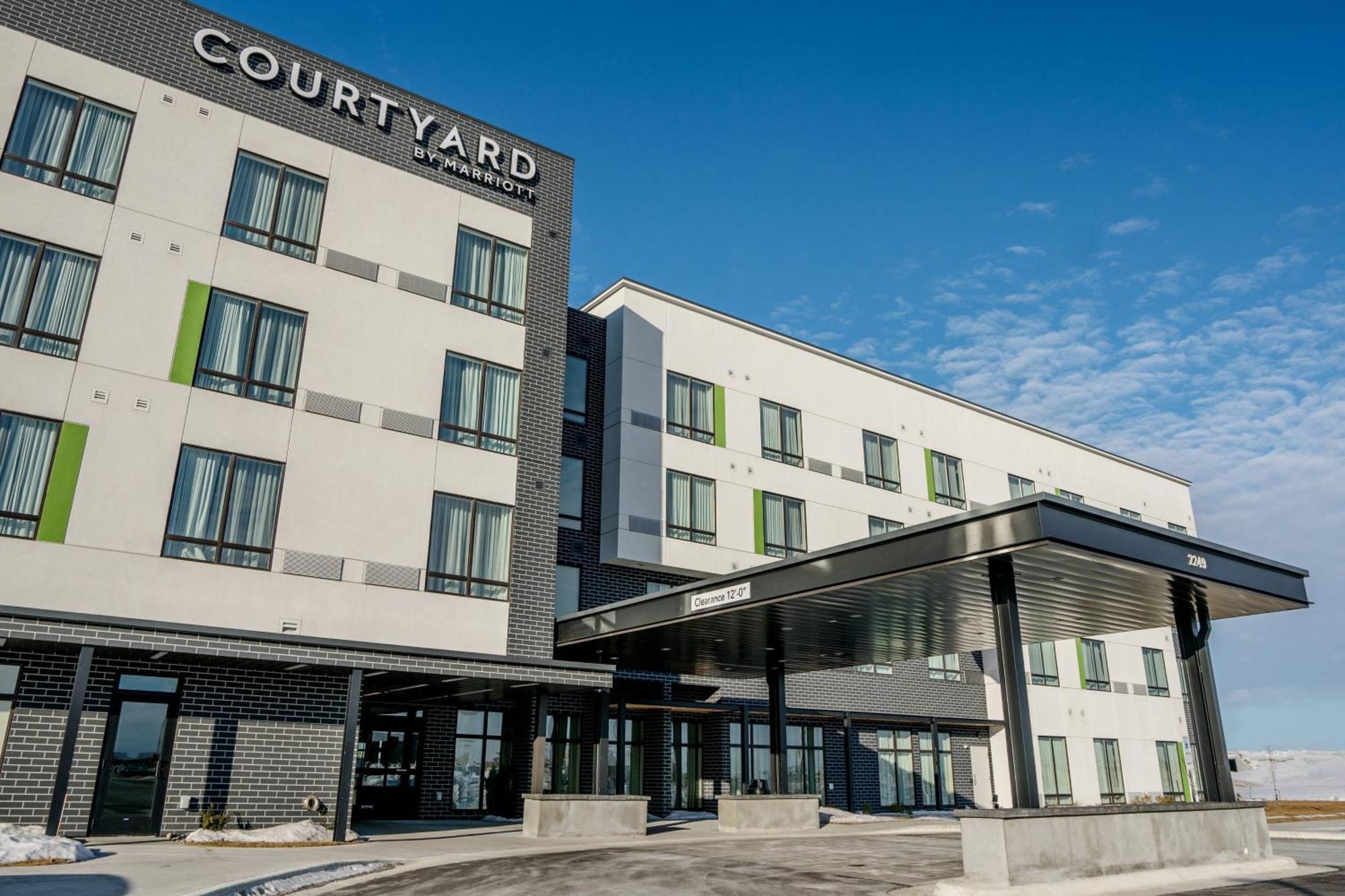 Courtyard By Marriott Fargo Hotel Exterior photo